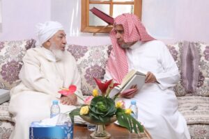 Lee más sobre el artículo Su Excelencia el secretario general, presidente de la Asociación de Eruditos Musulmanes, Dr. Muhammad Al-Issa realiza una visita fraternal a Su Excelencia el presidente del Consejo de los Emiratos para la Sharia Fatwa, Shaij Abdullah bin Bayyah