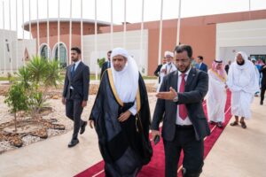 Lee más sobre el artículo Su Excelencia secretario general, presidente de la Asociación de Eruditos Musulmanes, Dr. Muhammad Al-Issa llega a la República Islámica de Mauritania encabezando una delegación de la Liga