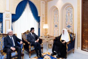 Lee más sobre el artículo Su Excelencia secretario general, presidente de la Asociación de Eruditos Musulmanes, Dr. Muhammad Al-Issa, recibe a Su Eminencia Sheij Yahya Belfchini