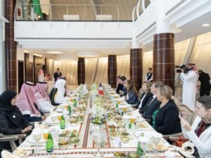 Lee más sobre el artículo Su Eminencia Dr. Muhammad Al-Issa, se reunió esta tarde, en la filial de la Liga en Riad, con una delegación parlamentaria francesa