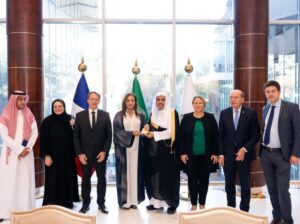 Lee más sobre el artículo Al Issa se reúne con delegación parlamentaria francesa en la filial de la Liga en Riad