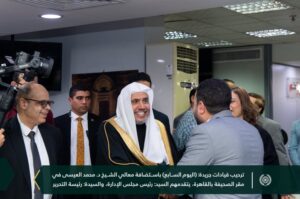 Lee más sobre el artículo El Excmo. Sheyj Mohammad al Issa es saludado en la sede del periódico  “al-yaum 7” por miembros del consejo de administración y por la jefa de redacción Dña. Ola a-Shafeay