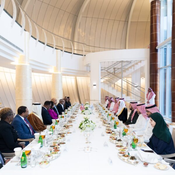 El Secretario General, presidente de la Comisión de Ulemas Musulmanes, el Sheij MhmdAlissa, recibió en Riad a una delegación de miembros demócratas de la Cámara de Representantes de los Estados Unidos.