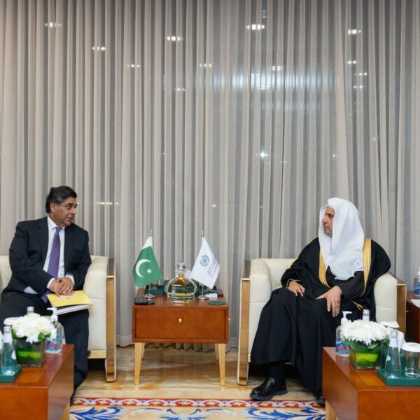 En Riad, el Sheij MhmdAlissa, Secretario General de la LMI y presidente de la Comisión de Ulemas Musulmanes, se reunió con el Sr. Gohar Ejaz, Ministro Federal de Comercio, Industria e Inversiones, y Ministro del Interior de Pakistán