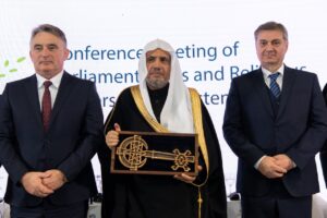 Lee más sobre el artículo La alcaldesa de Sarajevo, Dña. Benjamina Karić, hace entregas de las llaves de la ciudad al Excmo. Secretario General de la Liga del Mundo Islámico, el Sheyj Dr. Muhammad Al Issa.