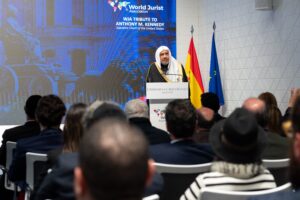 Lee más sobre el artículo En Madrid, la Asociación Mundial de Juristas recibió al Sheij Dr. MohammedAlissa en una conferencia titulada «Las religiones por la paz»