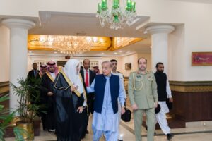 Lee más sobre el artículo El Primer Ministro de la República Islámica de Pakistán, Sr. Muhammad Shahbaz Sharif, recibió hoy en su oficina en la capital, Islamabad, al Secretario General y Presidente de la Comisión de Ulemas Musulmanes, Sheij Mohammed Al-Issa.