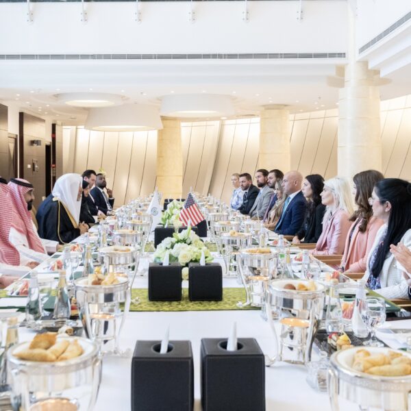 El Secretario General, el Sheij Mohammed Al-Issa, se reunió en Riad con una delegación de altos asesores de los miembros del Congreso estadounidense y sus adjuntos.