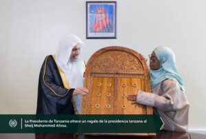 Lee más sobre el artículo La Presidenta de la República Unida de Tanzania, Sra. Samia Suluhu, recibió en el palacio presidencial de Dar es Salaam al Secretario General, Presidente de la Comisión de Ulemas, el Sheij Mohammed Al-Issa.