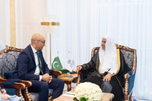 Lee más sobre el artículo El Sheij Mohammed Al-Issa, Secretario General de la Liga del Mundo Islámico y Presidente de la Comisión de Ulemas, se reunió con el Sr. Ahmad Farooq, Embajador de la República Islámica de Pakistán ante el Reino de Arabia Saudita, junto con la delegación que lo acompañaba.