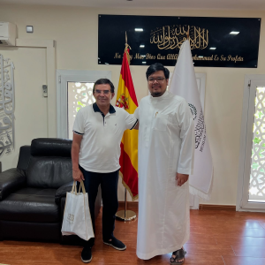 Read more about the article Martes, 1 de julio de 2025, tuvimos el honor de recibir en el Centro de Madrid al Dr. Abdelwahid Wajih, quien fue cordialmente recibido por el Director General de los Centros de la Liga del Mundo Islámico en España, el Sr. Hussam Siddiq Khoja. Durante el encuentro, se intercambiaron ideas y perspectivas sobre las actividades del centro y de la Liga en España, destacando los esfuerzos comunes en la promoción de los valores islámicos, el diálogo intercultural y el servicio a la comunidad. La visita incluyó un recorrido por las instalaciones del centro: la escuela, la mezquita, las salas de exposiciones y los espacios culturales, donde el Dr. Wajih pudo conocer de cerca los programas educativos y sociales que desarrolla el centro. Al final del recorrido, se le hizo entrega de un obsequio conmemorativo al Dr. Abdelwahid Wajih.