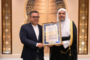 Read more about the article el Sheij Mohammed Al-Issa, recibió en La Meca al Dr. Firdavs Firdonovich Abdukhalikov, Presidente del Centro de la civilización islámica dependiente del Consejo de ministros de la República de Uzbekistán, acompañado de su delegación.