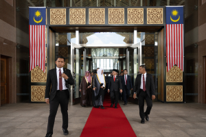 Read more about the article El Secretario General, Presidente del Consejo de Ulemas, Su Excelencia el Sheij Dr. Mohammed Al-Issa, llegó hoy al frente de una delegación de la LigadelMundoIslamico al Aeropuerto Internacional de Kuala Lumpur