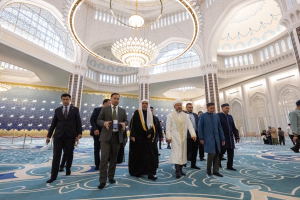 Read more about the article El Secretario General de la Liga del Mundo Islámico, Presidente del Consejo de Ulemas, el Sheij Mohammed Al-Issa, visitó la Gran Mezquita de Astaná, donde asistió a una presentación sobre ella ofrecida por el Gran Muftí, el Sheij Nourzbay Haji Taganuly.