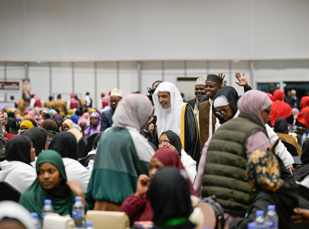 El Sheij Alissa participa en la mesa de iftar de Ramadán con la comunidad musulmana en la República de Ruanda.