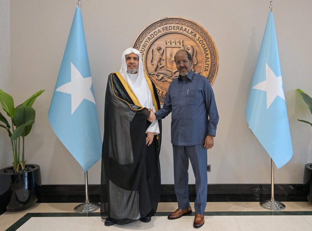 El presidente de la República Federal de Somalia, Dr. Hassan Sheikh Mohamud, recibió en el palacio presidencial al Secretario General, Sheij Dr. Mohammed Al-Issa